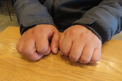 クマによる被害について語るKさんの家族＝秋田県南部で2026年2月23日、工藤哲撮影
