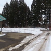 ごみを捨てるため施設の外に出たMさんがクマに襲われた現場。右奥がごみ集積所＝北秋田市で2026年2月17日、工藤哲撮影
