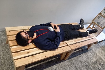 長い部分を並べると計2メートルの寝台面を確保でき、成人男性が横たわっても余裕のある「My　SUGI　BED」＝徳島県三好市役所で2026年2月12日午後4時51分、植松晃一撮影