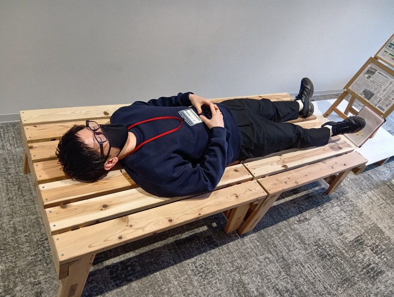 段ボールベッドの弱点克服した「SUGI BED」 徳島発の防災用品 | 毎日新聞