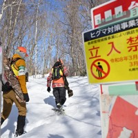 札幌市のヒグマ春期管理捕獲が始まり、山林に入るハンター＝札幌市豊平区で2026年3月11日午前9時6分、宮間俊樹撮影