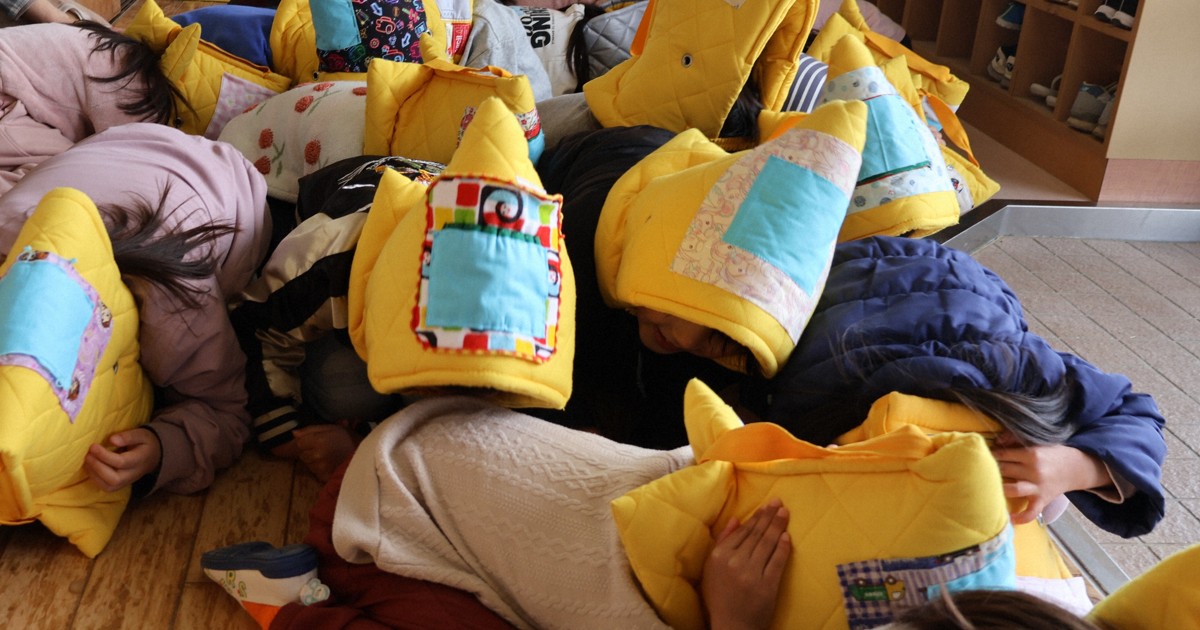 「だんごむしのポーズ」で身を守る　幼稚園児が地震防災訓練　静岡