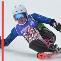 アルペンスキー女子複合座位の回転で滑走する村岡桃佳＝イタリア・コルティナダンペッツォで2026年3月10日、渡部直樹撮影
