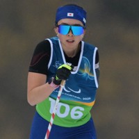 ノルディックスキー距離女子10キロクラシカル立位で力走する阿部友里香＝イタリア・テーゼロで2026年3月11日、渡部直樹撮影