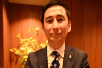 50グラム（左）と500グラムの金地金＝東京都中央区で2026年3月5日午後0時3分、山口智撮影