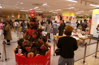 高島屋大阪店の「モンチッチ」の催事場＝大阪市中央区で、新宮達撮影