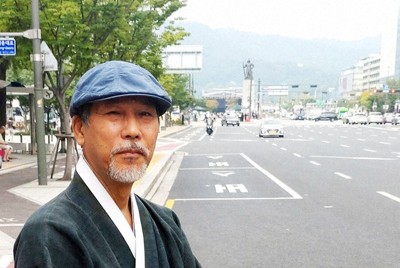 アリラン博士の金煉甲さん。広い道路の先はBTSカムバック公演の舞台、光化門広場だ＝ソウルで2024年9月、鈴木琢磨撮影