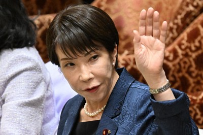 衆院予算委員会で挙手する高市早苗首相＝国会内で2026年3月12日午前9時18分、平田明浩撮影