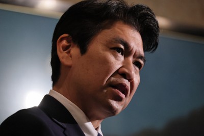 週刊文春に既婚女性との不倫関係を報じられたことについて報道陣の取材に応じる松本洋平文科相＝国会内でで2026年3月12日午後6時7分、和田大典撮影