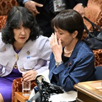 衆院予算委員会が散会したものの、気分が悪そうな高市早苗首相。奥は心配そうに見つめる片山さつき財務相＝国会内で2026年3月12日午後6時8分、平田明浩撮影