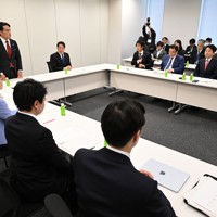 自民、日本維新の会、国民民主、チームみらいの実務者が出席して行われた社会保障国民会議の協議。奥左は岩田和親副内閣相＝国会内で2026年3月12日午後3時4分、平田明浩撮影