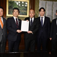 坂本哲志衆院予算委員長に対する解任決議案を提出する中道改革連合の重徳和彦国対委員長（左から2人目）ら＝国会内で2026年3月12日午後6時59分、平田明浩撮影