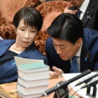 衆院予算委員会で文部科学相を巡る週刊誌報道について中道改革連合・早稲田夕季氏の質問の最中、木原稔官房長官（右）と言葉を交わす高市早苗首相＝国会内で2026年3月12日午前11時57分、平田明浩撮影