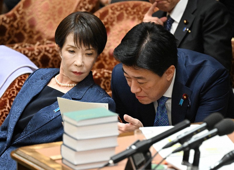 衆院予算委員会で文部科学相を巡る週刊誌報道について中道改革連合・早稲田夕季氏の質問の最中、木原稔官房長官（右）と言葉を交わす高市早苗首相＝国会内で2026年3月12日午前11時57分、平田明浩撮影