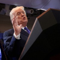 米最高裁の関税違法判決を受け、ホワイトハウスで記者会見するトランプ大統領＝2月20日、ワシントン（ロイター＝共同）