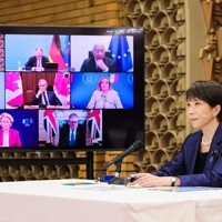 主要7カ国（G7）首脳によるオンライン会議に出席する高市早苗首相＝内閣広報室提供