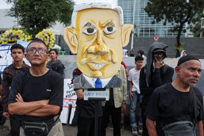 イランを攻撃するイスラエルのネタニヤフ首相を非難する人々＝インドネシア・ジャカルタで2026年3月9日、ロイター