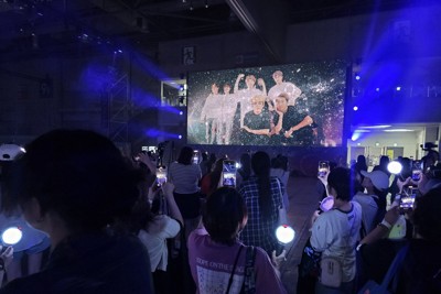 2025年6月に開かれた「BTS　FESTA」のライトショーを楽しむファン＝ソウル郊外の京畿道（キョンギド）高陽（コヤン）市で、日下部元美撮影