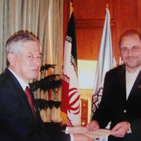 2007年11月のイラン訪問時に、テヘランのムハンマド・バクル・カリバフ市長（右）に長崎市長のメッセージを手渡す川野浩一さん＝川野さん提供