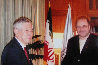 2007年11月のイラン訪問時に、テヘランのムハンマド・バクル・カリバフ市長（右）に長崎市長のメッセージを手渡す川野浩一さん＝川野さん提供