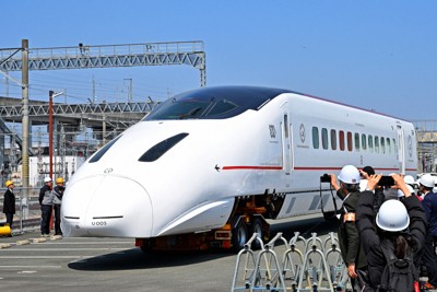 熊本地震から10年を前に修繕され、報道関係者に公開された九州新幹線「つばめ」の被災車両＝熊本市南区の熊本総合車両所で2026年3月12日午後0時2分、野田武撮影