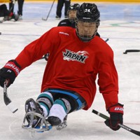 試合会場の氷の感触を確かめる須藤悟主将＝江陵ホッケーセンターで2018年3月4日、宮武祐希撮影