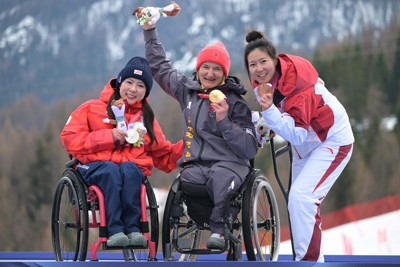 アルペンスキー女子大回転座位で銀メダルを獲得し、表彰式で笑顔を見せる村岡桃佳（左）＝トファーネ・アルペンセンターで2026年3月12日、渡部直樹撮影