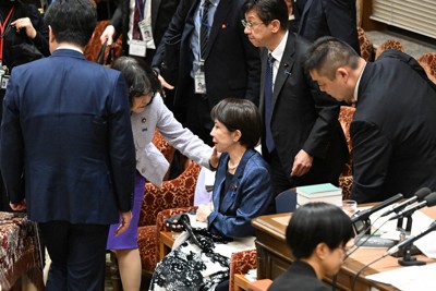 衆院予算委員会が散会したものの、座ったままの高市早苗首相（中央）。左は心配そうに見つめる片山さつき財務相＝国会内で2026年3月12日午後6時9分、平田明浩撮影