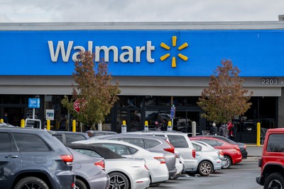 米カリフォルニア州ピッツバーグのウォルマートの店舗。ウォルマートはネット通販にも力を入れている（Bloomberg）