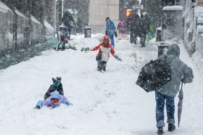 記録的な冬の嵐の中でも、雪そりに興じる子供たち（2月23日、ニューヨーク市内） Bloomberg