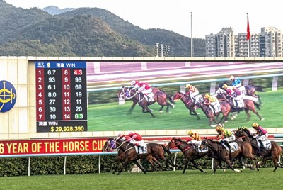 午年初の競馬場レースの様子（新界地区・沙田で2月19日） 筆者撮影