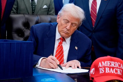 26会計年度予算の大部分を賄う法案に署名するトランプ大統領（26年2月、ホワイトハウス） Bloomberg