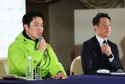 インフラ整備が急務な大阪府の吉村洋文知事（左）と横山英幸大阪市長