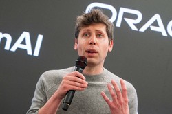 米テキサス州の「スターゲートAIデータセンター」のメディアツアーで語るオープンAIのアルトマンCEO＝Bloomberg
