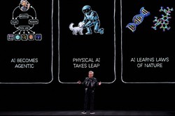 今年1月の「CES2026」でAIの進化を強調するエヌビディアのジェンスン・フアンCEO＝Bloomberg