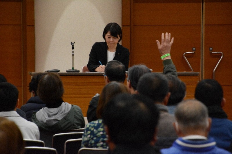 市職員とラブホテルを訪れた問題で、市民との対話集会に出席し質問を受ける小川晶前橋市長（奥）＝前橋市内で2025年11月14日、加藤栄撮影
