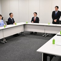 自民党、日本維新の会、国民民主党、チームみらいの実務者が出席して行われた社会保障国民会議の協議。右奥は発言する自民の小野寺五典税制調査会長＝国会内で2026年3月12日午後3時1分、平田明浩撮影