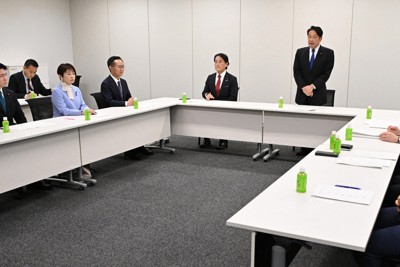 自民党、日本維新の会、国民民主党、チームみらいの実務者が出席して行われた社会保障国民会議の協議。右奥は発言する自民の小野寺五典税制調査会長＝国会内で2026年3月12日午後3時1分、平田明浩撮影