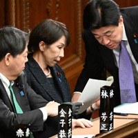 衆院本会議で木原稔官房長官（右）と言葉を交わす高市早苗首相（中央）＝国会内で2026年3月13日午後1時33分、平田明浩撮影