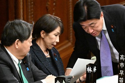 衆院本会議で木原稔官房長官（右）と言葉を交わす高市早苗首相（中央）＝国会内で2026年3月13日午後1時33分、平田明浩撮影
