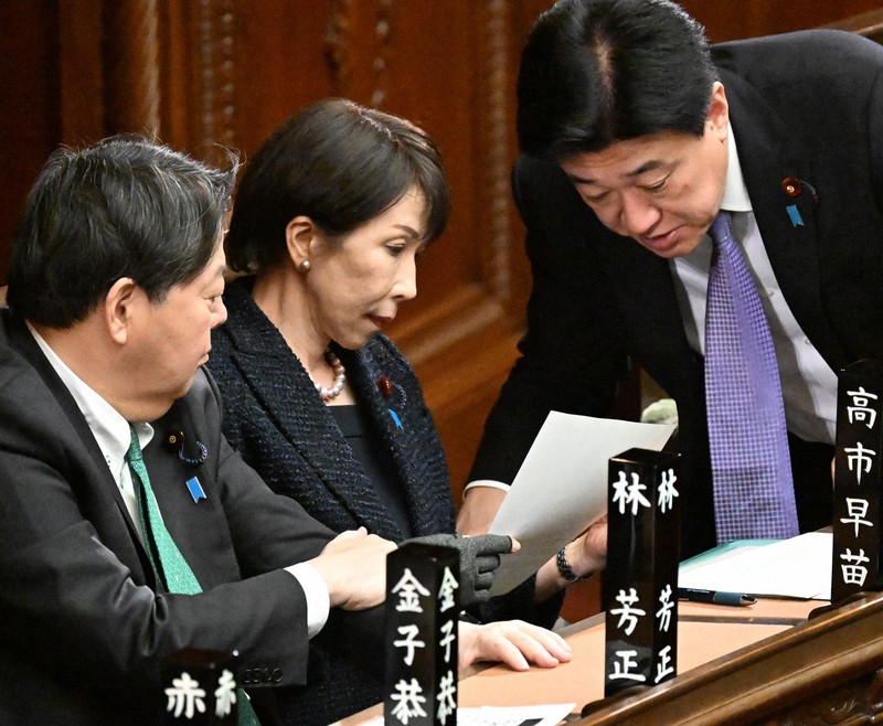 衆院本会議で木原稔官房長官（右）と言葉を交わす高市早苗首相（中央）＝国会内で2026年3月13日午後1時33分、平田明浩撮影