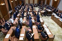 2026年度予算案を賛成多数で可決した衆院予算委員会＝国会内で2026年3月13日午後6時19分、平田明浩撮影