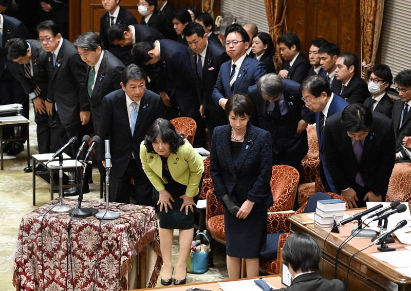 衆院予算委員会で2026年度予算案が賛成多数で可決し、一礼する高市早苗首相（手前中央）と閣僚ら＝国会内で2026年3月13日午後6時20分、平田明浩撮影