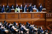 衆院本会議で2026年度予算案が賛成多数で可決され、壇上で一礼する高市早苗首相（右端）ら＝国会内で2026年3月13日午後9時25分、平田明浩撮影