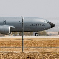米軍のKC135空中給油機＝2021年8月27日、ロイター