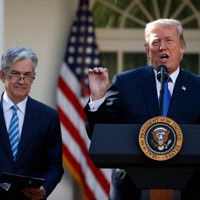 パウエル氏（左）の米FRB議長指名を発表するトランプ大統領＝2017年11月、ワシントン（AP＝共同）