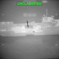 イラン船に接近する飛翔（ひしょう）体＝2026年3月10日、米中央軍提供の動画より・ロイター