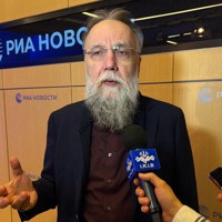 取材に応じるロシアの右派思想家、アレクサンドル・ドゥーギン氏＝モスクワで2026年3月12日、真野森作撮影