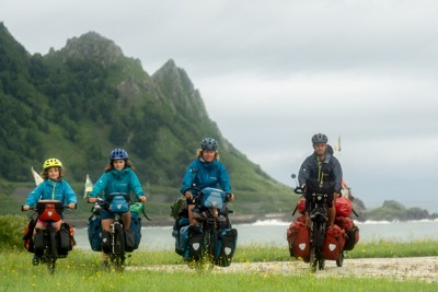 北海道を走る一家＝2025年（グザヴィエ・パッシュさん提供）