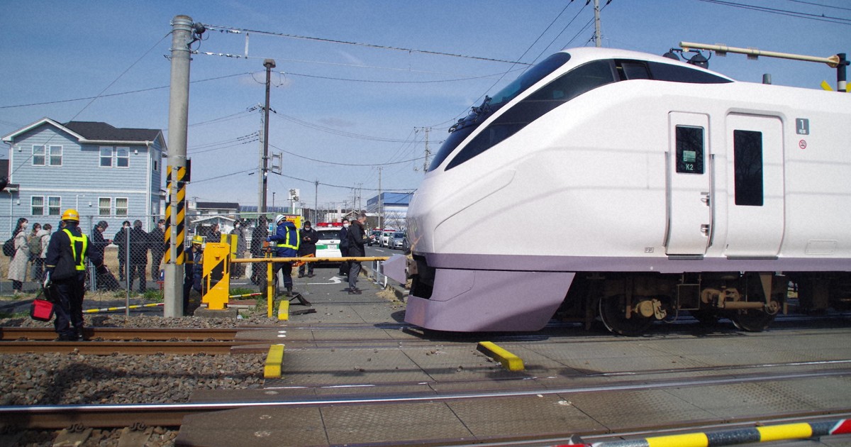 JR常磐線の踏切で車が特急列車に衝突　車の運転手が死亡　水戸
